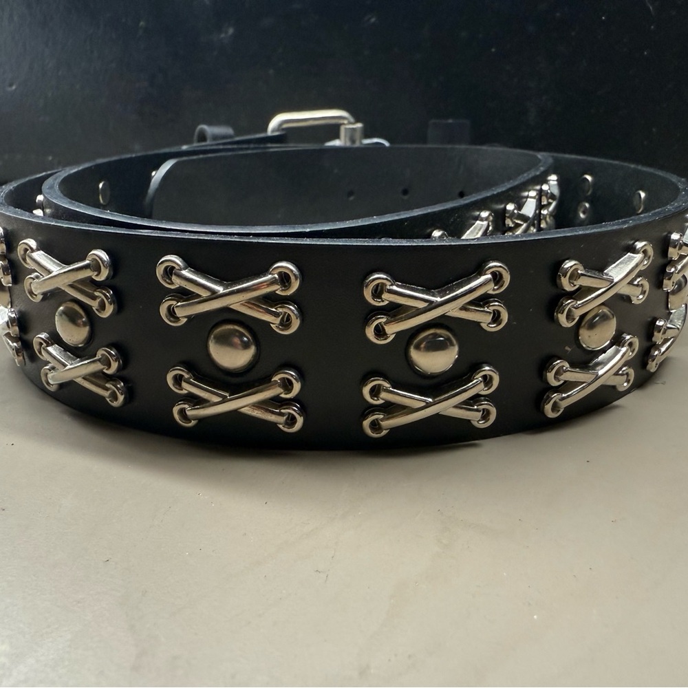 New with Tags Hot Topic Chrome Stud Crisscross Biker Black Belt Size XL (40-42).